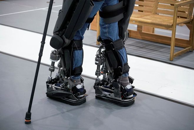 奥展示—2024全球十款AI外骨骼机器人qy千亿国际32kmh外骨骼助力摘金冬(图11)